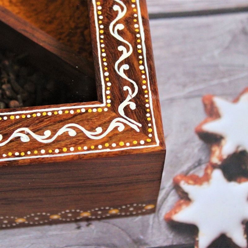 sheeshamwoodsquarehexagon7partitionsspiceboxwithfreespoon6_b468a2c7-24bd-4358-bb90-89400851b913-4x